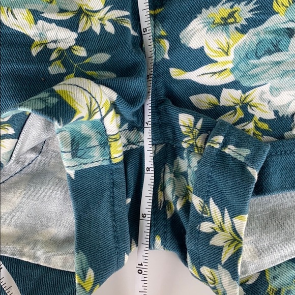 Vanilla Star floral distressed short - Picture 7 of 9